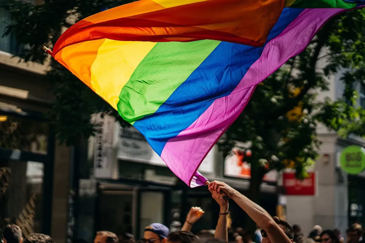 Ilustrasi bendera pelangi yang dijadikan simbol komunitas LGBT (Lesbian, Gay, Bisexual, dan Transgender). (Sumber: X/@acarbiawak)