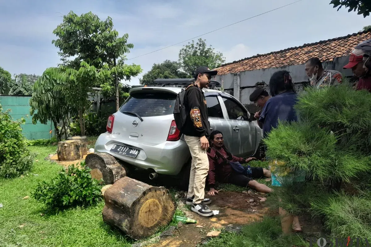 Mobil tabrak tembok perumahan sampai pohon nangka usai laka tunggal di kawasan Kembang Kerep, Kembangan, Jakarta Barat, Selasa, 8 Juli 2025. (Sumber: Poskota/Pandi Ramedhan)