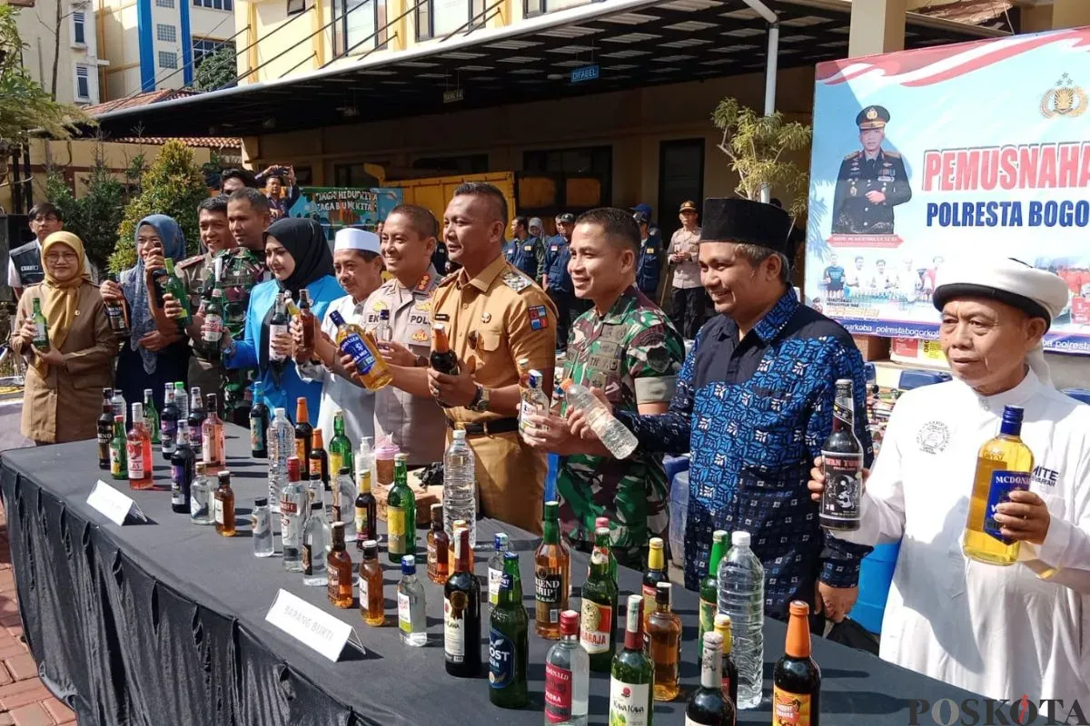 Barang bukti botol minuman keras dari beberapa warung kelontongan hingga kafe yang diperlihatkan di Mako Polresta Bogor, Selasa, 8 Juli 2025. (Sumber: Poskota/Sekar Putri Andini)