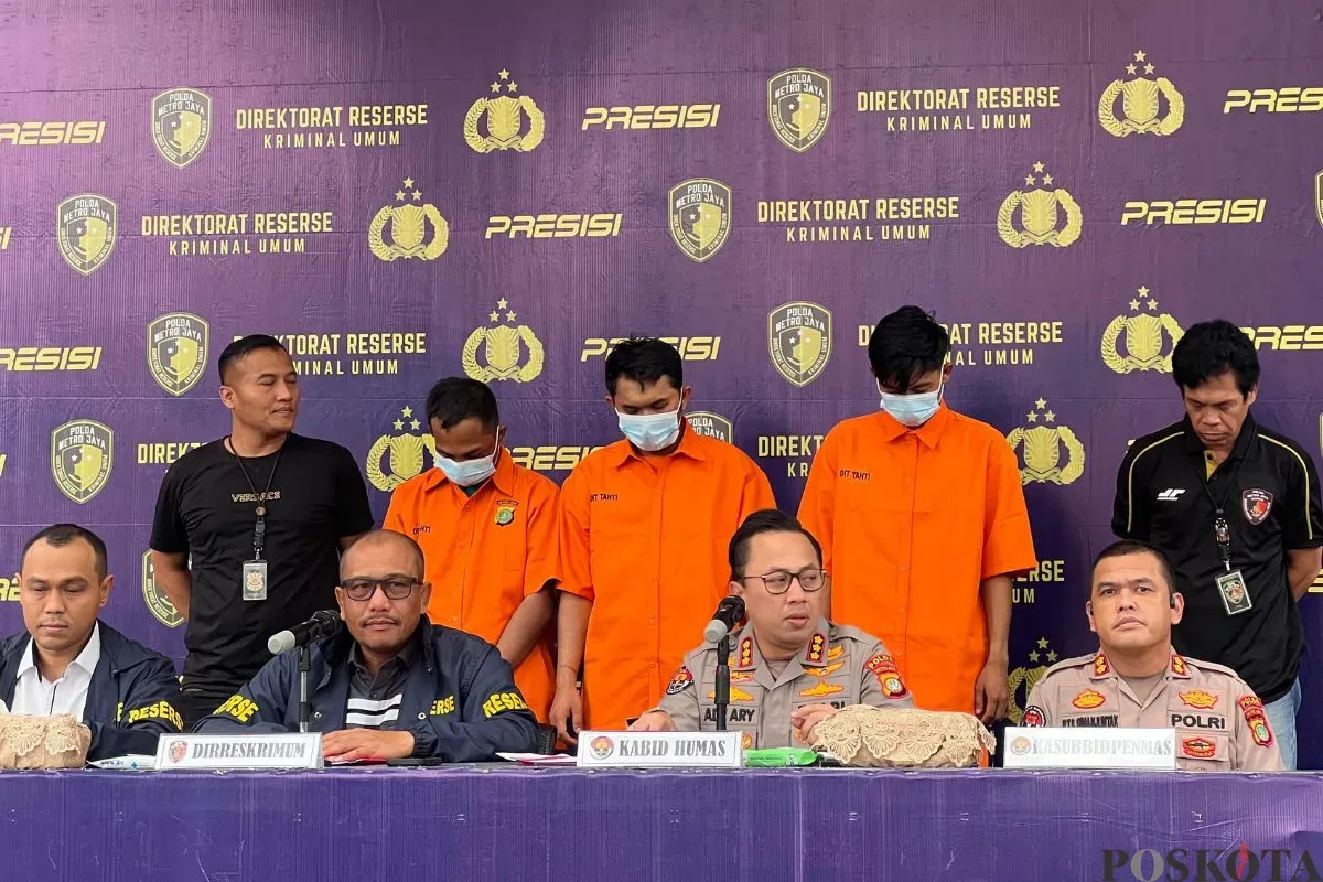 Konferensi pers kasus pembunuhan seorang notaris bernama Sidah Alatas alias SA, 60 tahun, yang jasadnya ditemukan di Kali Citarum, Kedungwaringin, Kabupaten Bekasi di Mapolda Metro Jaya. (Sumber: Poskota/Ali Mansur)