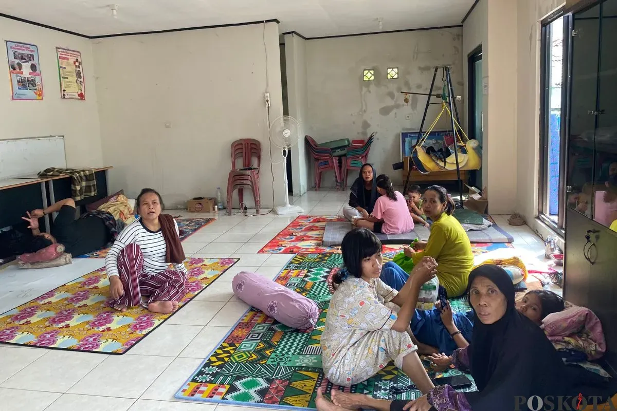 Tempat pengungsian puluhan warga terdampak banjir di Posyandu Anggrek, Kecamatan Cipondoh, Kota Tangerang, Selasa, 8 Juli 2025. (Sumber: Poskota/Primayanti Juli Kumala Manalu)