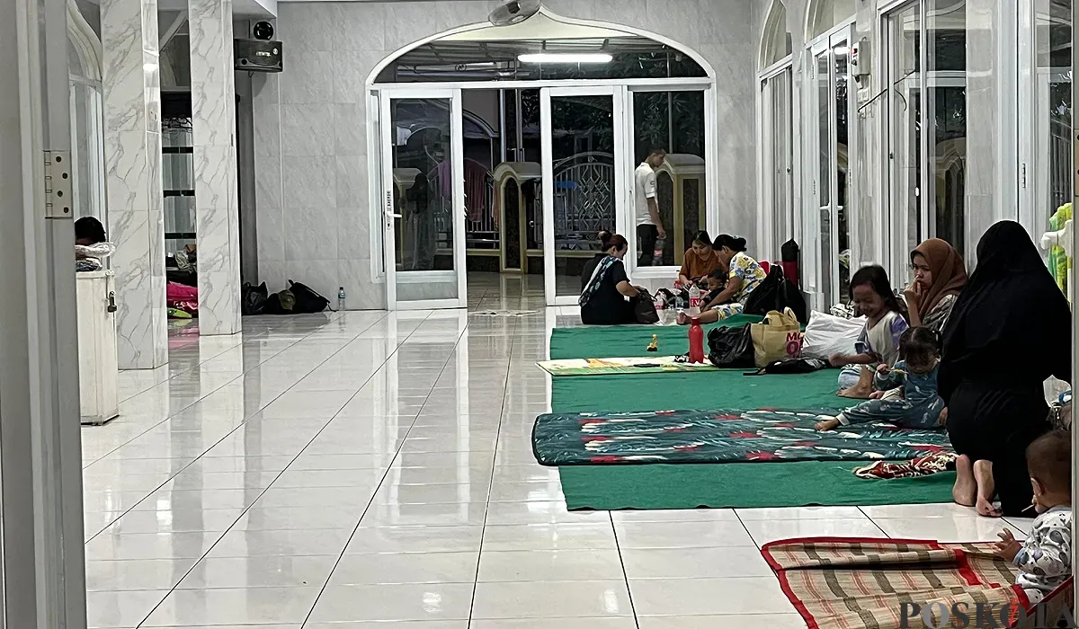 Warga Kembangan Selatan, Kembangan, Jakbar, mengungsi di masjid karena rumah masih kebanjiran, Selasa 8 Juli 2025. (Sumber: POSKOTA | Foto: Pandi Ramedhan)
