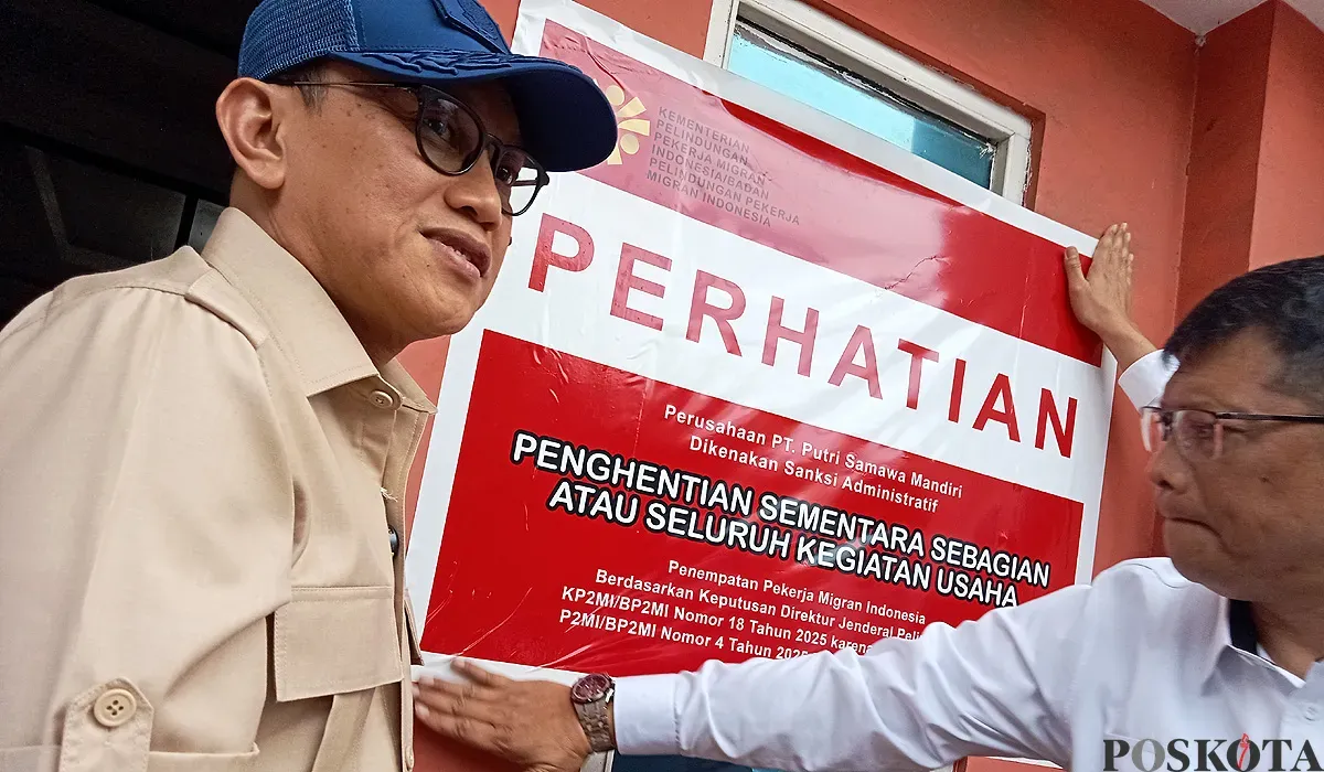 Menteri P2MI, Abdul Kadir Karding, turun langsung menyegel kantor PT Putri Samawa Mandiri di Jaka Mulya, Kecamatan Bekasi Selatan, Kota Bekasi, pada Selasa, 8 Juli 2025. (Sumber: POSKOTA | Foto: Nurpini Aulia Rapika)
