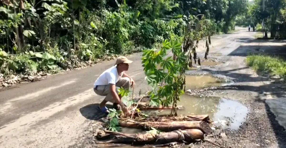 Sejumlah warga di Kampung Sabagi, Desa Pasir Tanjung, Kecamatan Rangkasbitung, Kabupaten Lebak, saat melakukan aksi tanam pohon singkong. (Sumber: Dok Warga)