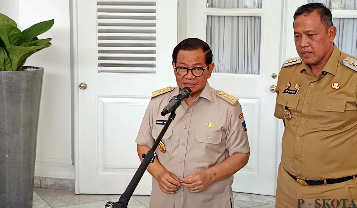 Gubernur Jakarta, Pramono Anung saat menyampaikan pernyataan kepada awak media didampingi Wali Kota Bekasi, Tri Adhianto, di Balai Kota DKI Jakarta, Selasa, 8 Juli 2025. (Sumber: POSKOTA | Foto: M Tegar Jihad)