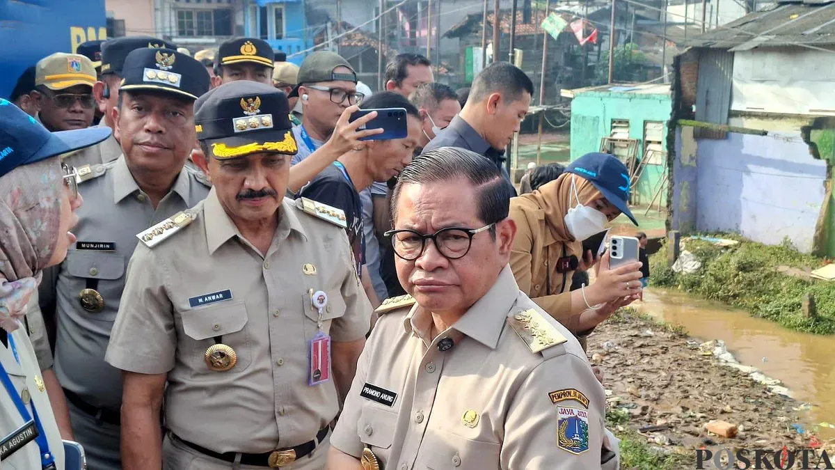 Gubernur Jakarta Pramono Anung saat menyampaikan pernyataan kepada awak media, Selasa, 8 Juli 2025. (Sumber: POSKOTA | Foto: M Tegar Jihad)