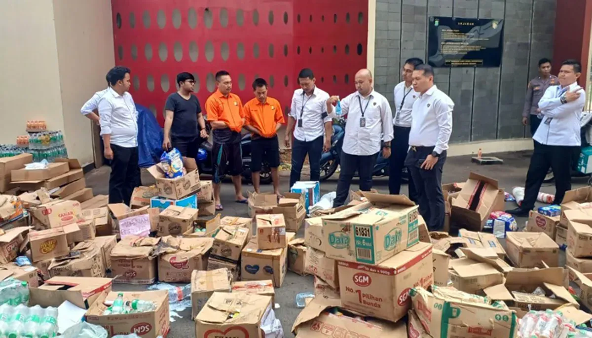 Polda Metro Jaya membongkar penjualan produk sisa minimarket yang sudah kedaluwarsa. (Sumber: Dok Polda Metro Jaya)