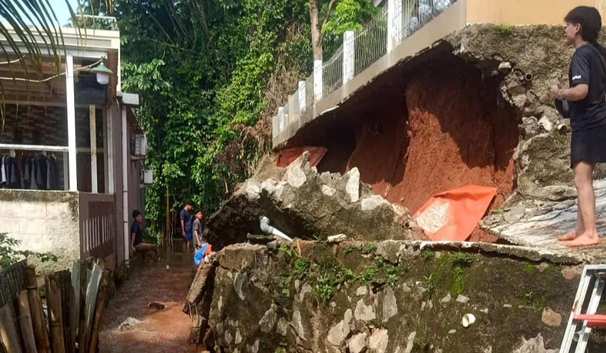 Kondisi TPT Kali Putih yang longsor di Kampung Kalisuren, Tajurhalang, Kabupaten Bogor, Selasa, 8 Juli 2025. (Sumber: BPBD Kabupaten Bogor)
