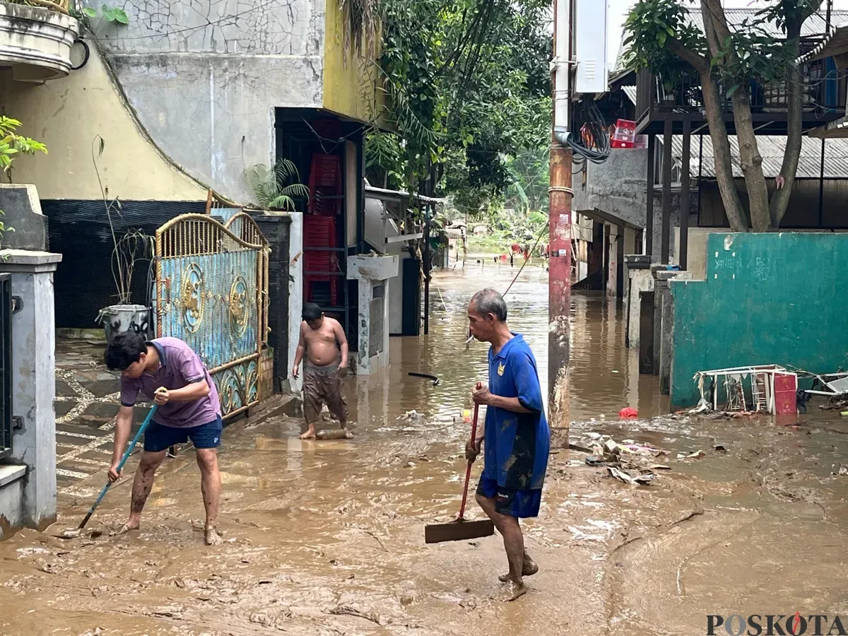 Sejumlah warga berusaha membersihkan lingkungan mereka dari lumpur imbas banjir yang terjadi. BPBD menyebut sebanyak 62 RT di Jakarta dilaporkan tergenang, Selasa, 8 Juli 2025. (Sumber: Poskota/Pandi Ramedhan)