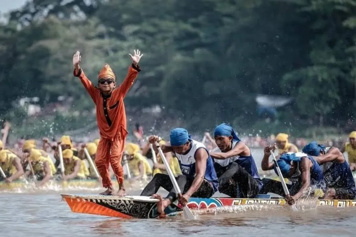 Tradisi pacu jalur yang viral dan mendunia. (Sumber: Kemenparekraf)