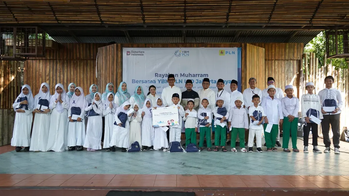 Pengurus YBM PLN UID Jakarta Raya berfoto bersama dengan para anak yatim dhuafa penerima santunan sebagai penutup kegiatan penuh makna dan kebahagiaan bulan Muharram di Ocean Dream Samudra, Ancol, Jakarta (Sumber: Dok. PLN UID Jakarta Raya)