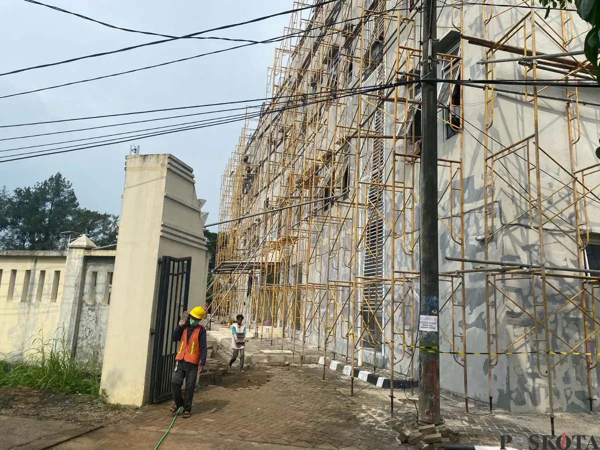 Kondisi rehab bangunan baru Sekolah Rakyat di Balai Latihan Kerja Industri (BLKI), Kecamatan Serpong Utara, Kota Tangsel pada Jumat, 9 Juli 2025. (Sumber: Poskota/Primayanti Juli Kumala Manalu)