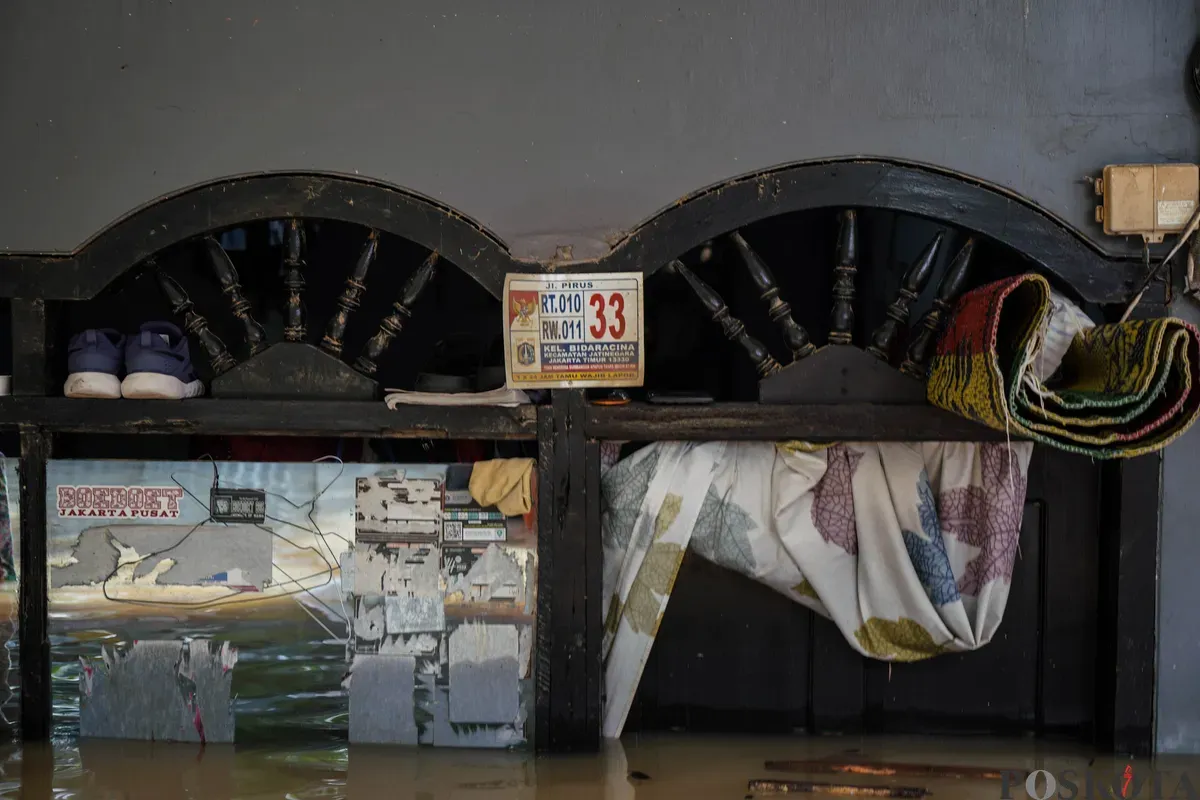 Rumah terendam banjir di Jalan Pirus, Bidara Cina, Jatinegara, Jakarta Timur, Minggu, 8 Juli 2025. (Sumber: Poskota/Bilal Nugraha Ginanjar)