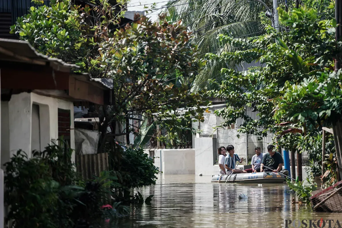 Warga menaiki perahu melintasi banjir di Jalan Pirus, Bidara Cina, Jatinegara, Jakarta Timur, Minggu, 8 Juli 2025. (Sumber: Poskota/Bilal Nugraha Ginanjar)