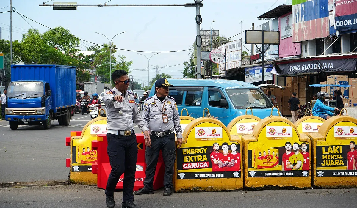 Dishub Kabupaten Bogor membali mengoperasikan lampu lalu lintas di Simpang Pasar Cibinong sejak Selasa, 8 Juli 2025. (Sumber: Dok Pemkab Bogor)