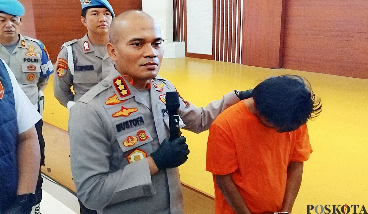 Kapolres Metro Bekasi, Kombes Pol Mustofa dan Riki Susanto, 42 tahun, terduga pelaku kasus pencabulan kepada anak tiri. (Sumber: POSKOTA | Foto: Nurpini Aulia Rapika)