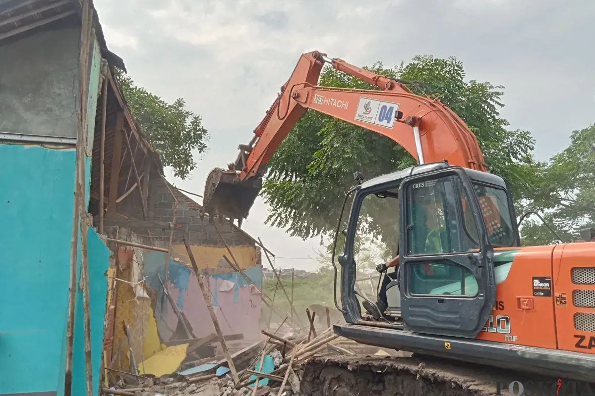 Pembongkaran bangunan liar di sepanjang sempadan jalan dan bantaran sungai Kampung Pulo Timaha, Desa Babelan Kota, Kecamatan Babelan, Kabupaten Bekasi, Rabu, 9 Juli 2025. (Sumber: Poskota/Nurpini Aulia Rapika)