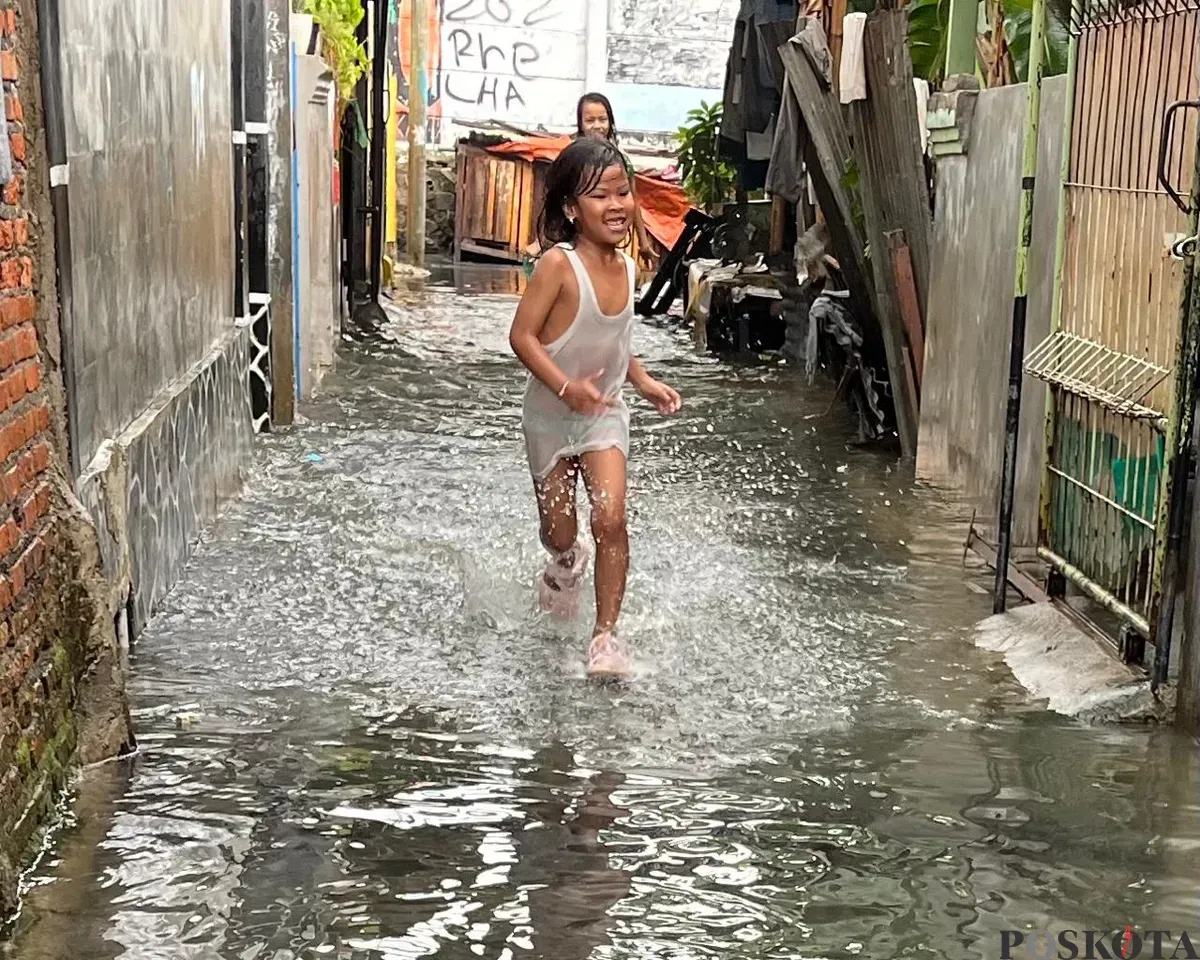 Anak-anak saat bermain di genangan banjir, Cakung, Jakarta Timur, Rabu, 9 Juli 2025. (Sumber: Poskota/M. Tegar Jihad)