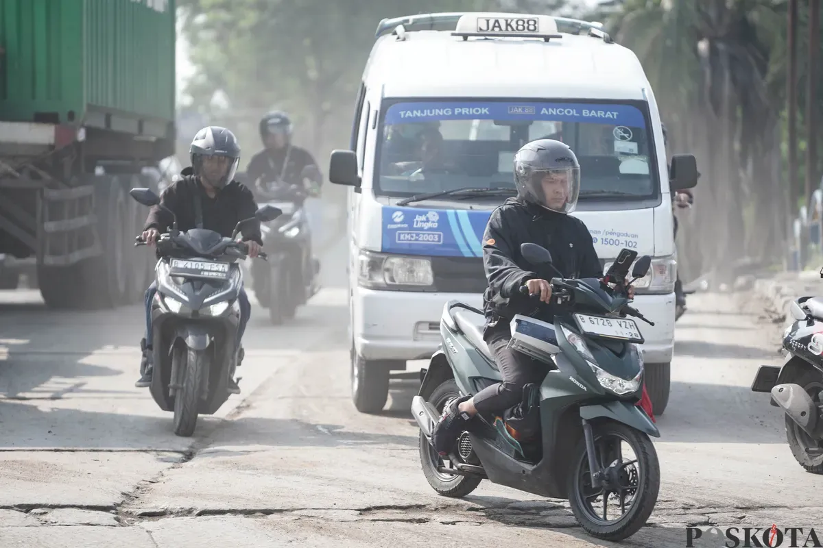 Pengendara melintas melewati jalanan berdebu di Jalan RE Martadinata, Tanjung Priok, Jakarta Utara, Senin, 7 Juli 2025. (Sumber: Poskota/Bilal Nugraha Ginanjar)