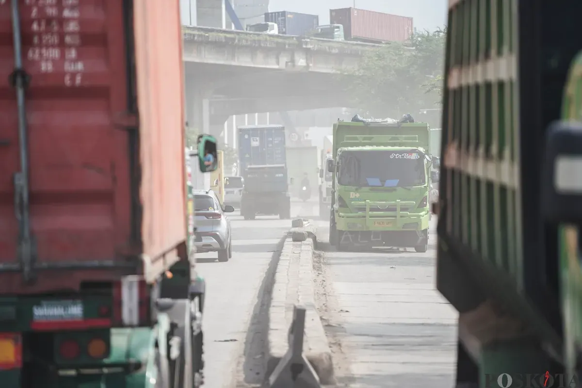 Pengendara melintas melewati jalanan berdebu di Jalan RE Martadinata, Tanjung Priok, Jakarta Utara, Senin, 7 Juli 2025. (Sumber: Poskota/Bilal Nugraha Ginanjar)