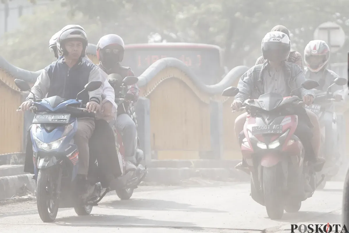 Pengendara melintas melewati jalanan berdebu di Jalan RE Martadinata, Tanjung Priok, Jakarta Utara, Senin, 7 Juli 2025. (Sumber: Poskota/Bilal Nugraha Ginanjar)