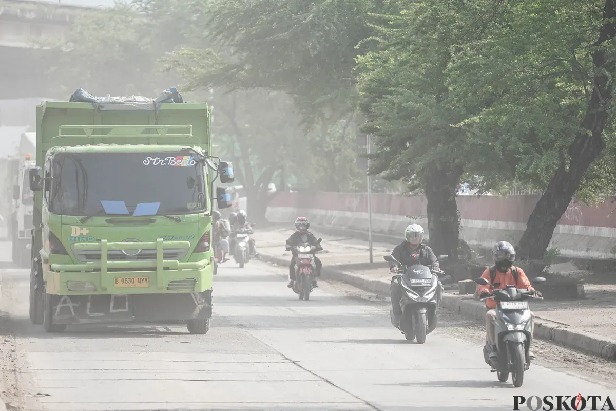Pengendara melintas melewati jalanan berdebu di Jalan RE Martadinata, Tanjung Priok, Jakarta Utara, Senin, 7 Juli 2025. (Sumber: Poskota/Bilal Nugraha Ginanjar)