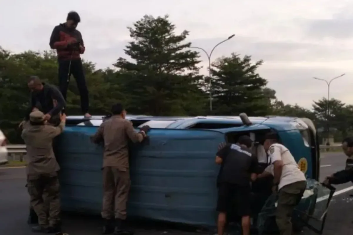 Petugas dan warga mengevakuasi angkot terguling di Tol Jagorawi Km 40.700, Sukaraja, Kabupaten Bogor, Rabu, 9 Juli 2025. (Sumber: Istimewa)
