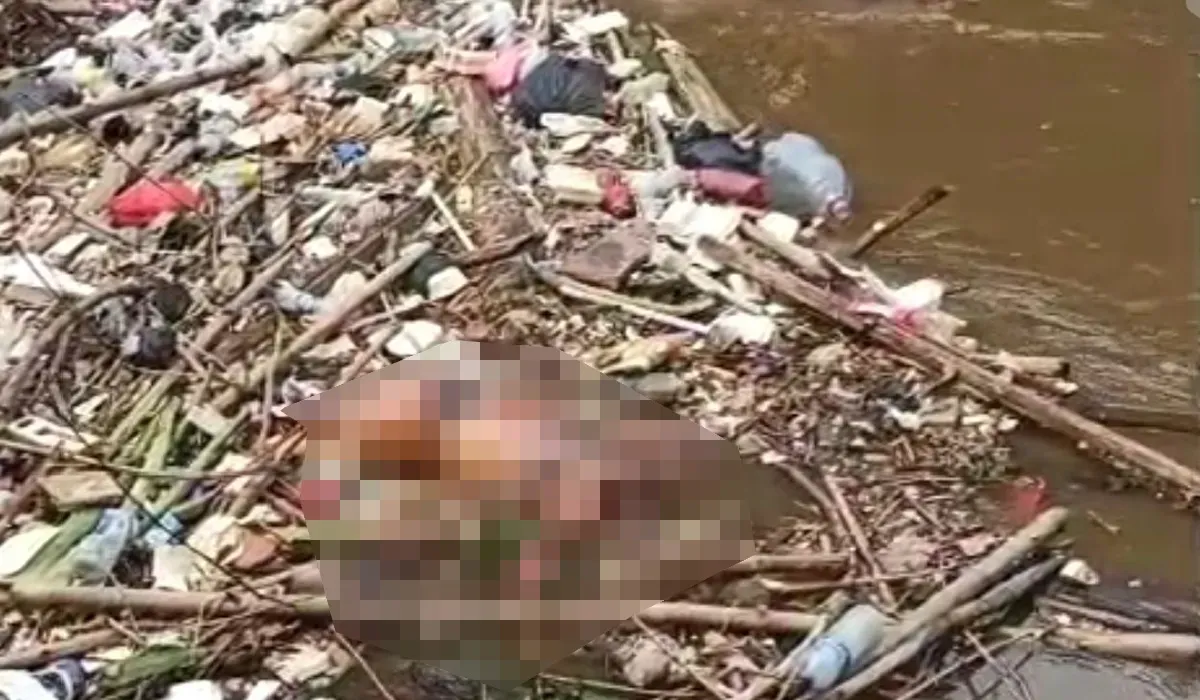 Tangkap layar sesosok mayat tanpa kepala di kali Ciliwung, tepatnya di Jalan Rawajati Timur III, Pancoran, Jakarta Selatan.