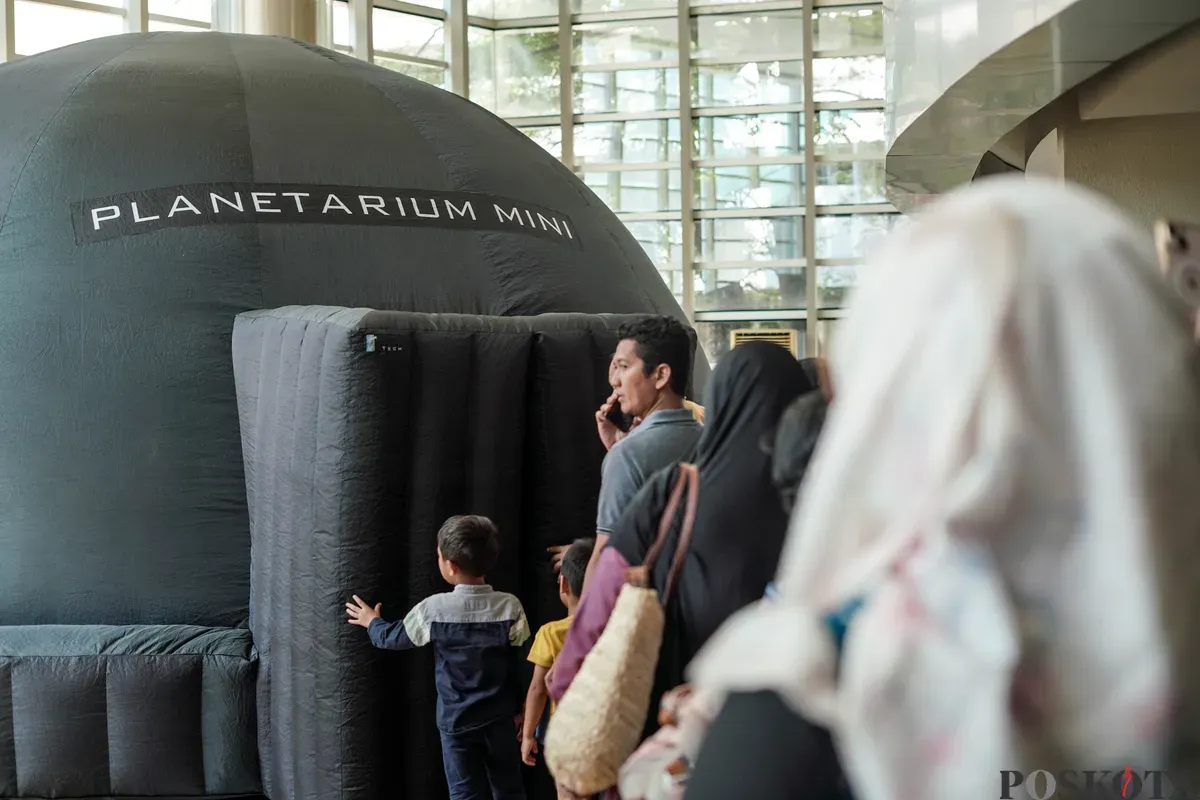 Anak-anak serta orang tuanya menyaksikan simulasi langit, serta penjelasan  seputar astronomi di planetarium mini yang berlokasi di kawasan Taman Ismail Marzuki, Jakarta, Selasa 8, Juli 2025. (Sumber: Poskota/Bilal Nugraha Ginanjar)