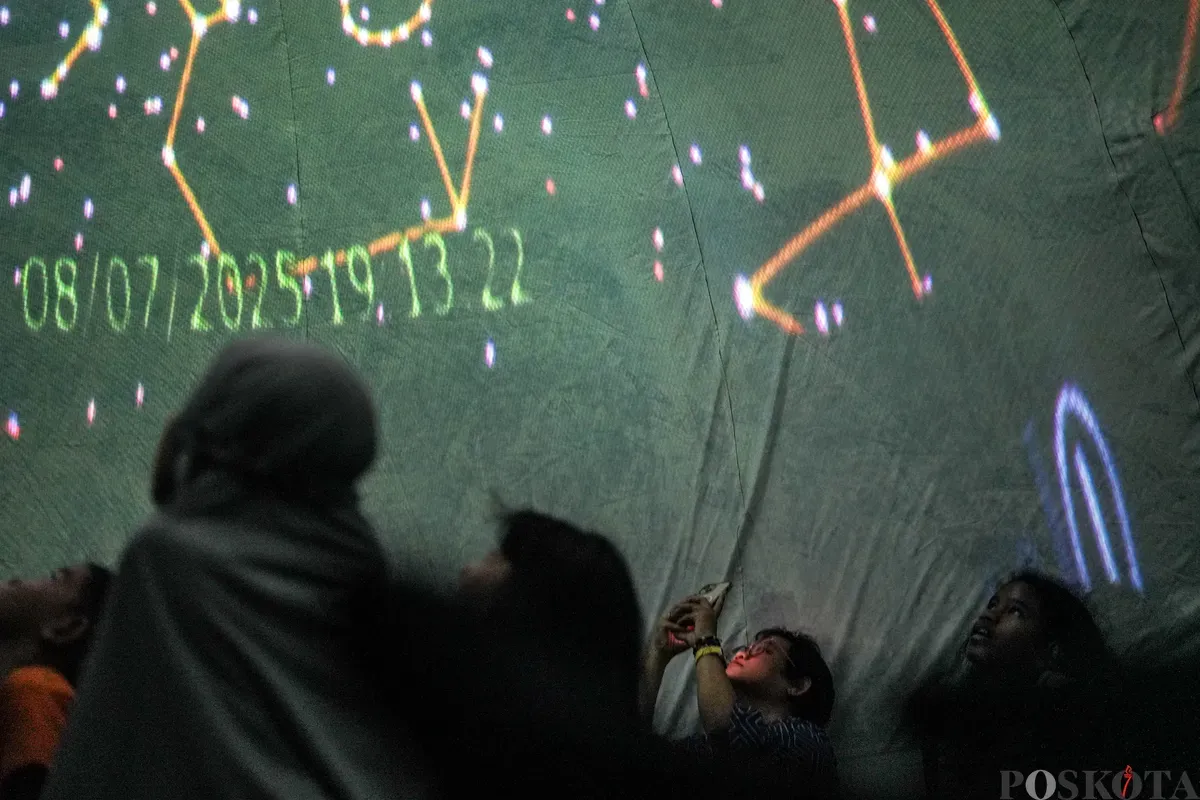 Anak-anak serta orang tuanya menyaksikan simulasi langit, serta penjelasan  seputar astronomi di planetarium mini yang berlokasi di kawasan Taman Ismail Marzuki, Jakarta, Selasa 8, Juli 2025. (Sumber: Poskota/Bilal Nugraha Ginanjar)