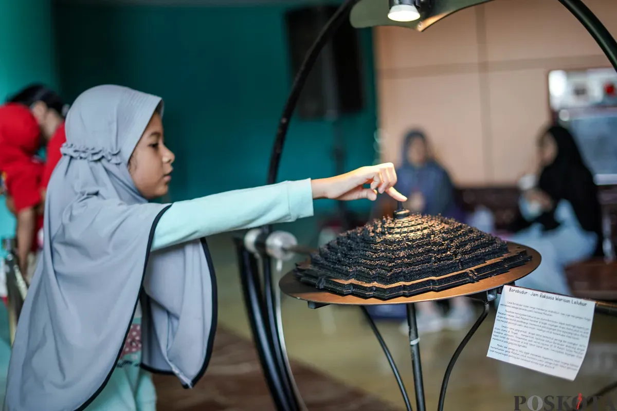 Anak-anak serta orang tuanya menyaksikan simulasi langit, serta penjelasan  seputar astronomi di planetarium mini yang berlokasi di kawasan Taman Ismail Marzuki, Jakarta, Selasa 8, Juli 2025. (Sumber: Poskota/Bilal Nugraha Ginanjar)