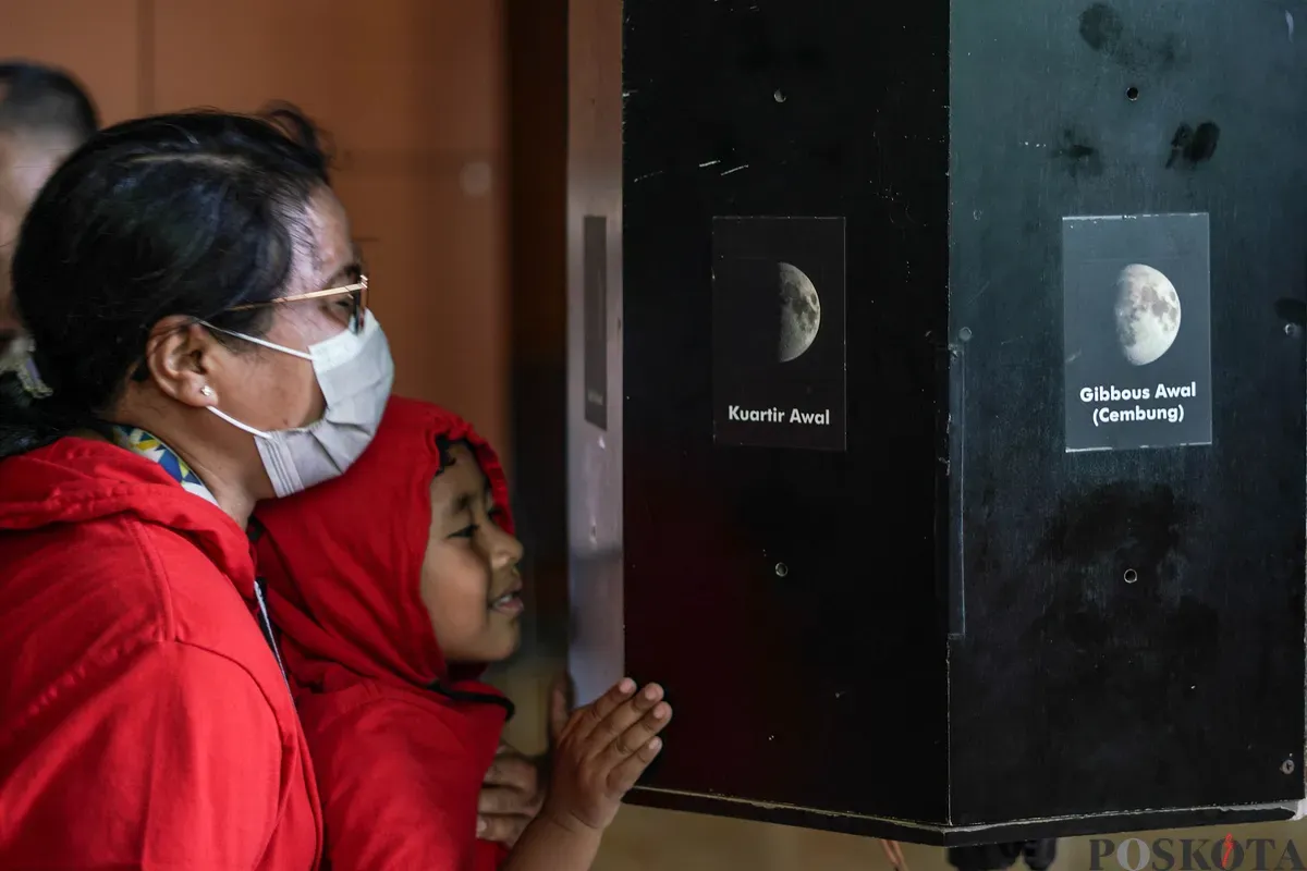 Anak-anak serta orang tuanya menyaksikan simulasi langit, serta penjelasan  seputar astronomi di planetarium mini yang berlokasi di kawasan Taman Ismail Marzuki, Jakarta, Selasa 8, Juli 2025. (Sumber: Poskota/Bilal Nugraha Ginanjar)