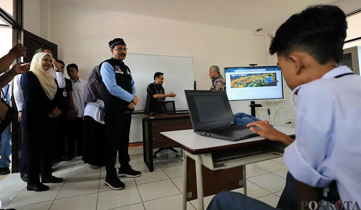 Menteri Sosial Saifullah Yusuf alias Gus Ipul meninjau langsung proses uji coba Sekolah Rakyat di Sentra Terpadu Pangudi Luhur, Kota Bekasi, Rabu 9 Juli 2025. (Sumber: POSKOTA | Foto: Nurpini Aulia Rapika)