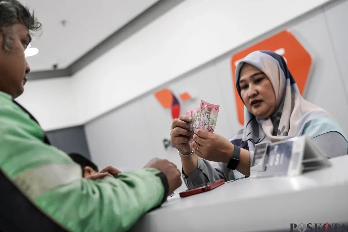 Warga mengambil dana Pencairan Bantuan Subsidi Upah (BSU) tahap 1 di Graha Pos Indonesia, Jakarta, Rabu, 9 Juli 2025. (Sumber: Poskota/Bilal Nugraha Ginanjar)