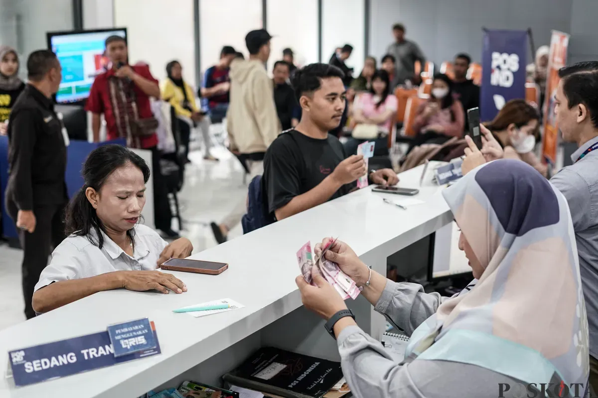 Warga mengambil dana Pencairan Bantuan Subsidi Upah (BSU) tahap 1 di Graha Pos Indonesia, Jakarta, Rabu, 9 Juli 2025. (Sumber: Poskota/Bilal Nugraha Ginanjar)