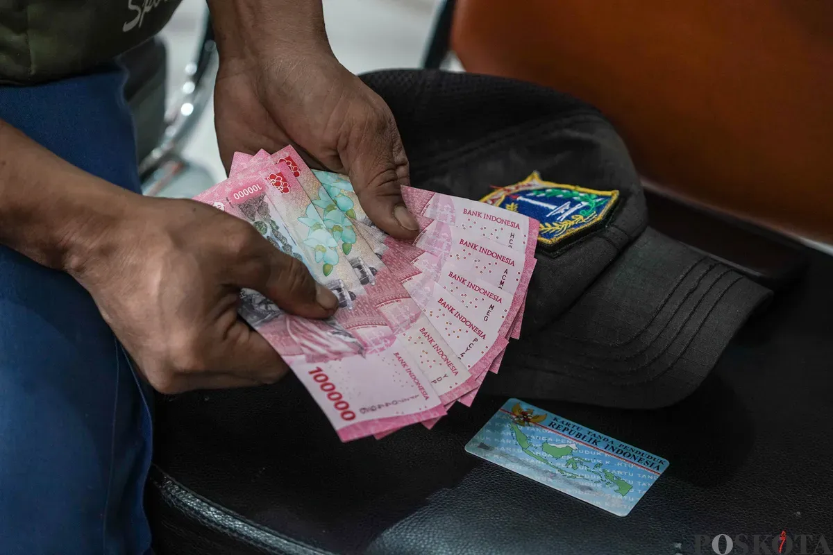 Warga mengambil dana Pencairan Bantuan Subsidi Upah (BSU) tahap 1 di Graha Pos Indonesia, Jakarta, Rabu, 9 Juli 2025. (Sumber: Poskota/Bilal Nugraha Ginanjar)