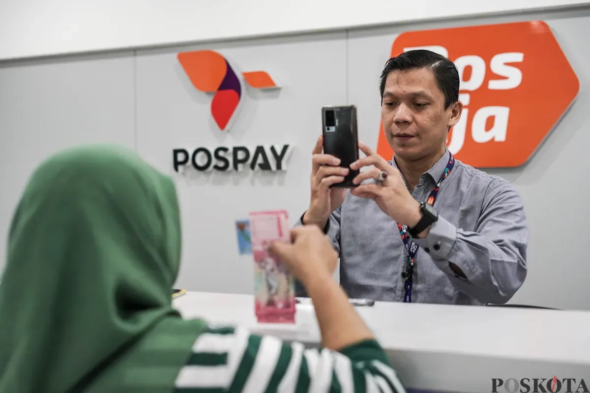 Warga mengambil dana Pencairan Bantuan Subsidi Upah (BSU) tahap 1 di Graha Pos Indonesia, Jakarta, Rabu, 9 Juli 2025. (Sumber: Poskota/Bilal Nugraha Ginanjar)