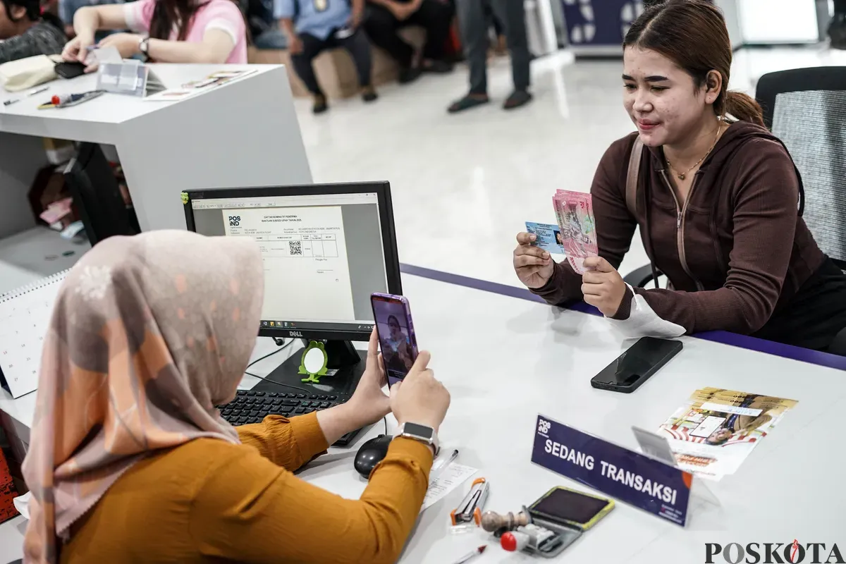 Warga mengambil dana Pencairan Bantuan Subsidi Upah (BSU) tahap 1 di Graha Pos Indonesia, Jakarta, Rabu, 9 Juli 2025. (Sumber: Poskota/Bilal Nugraha Ginanjar)