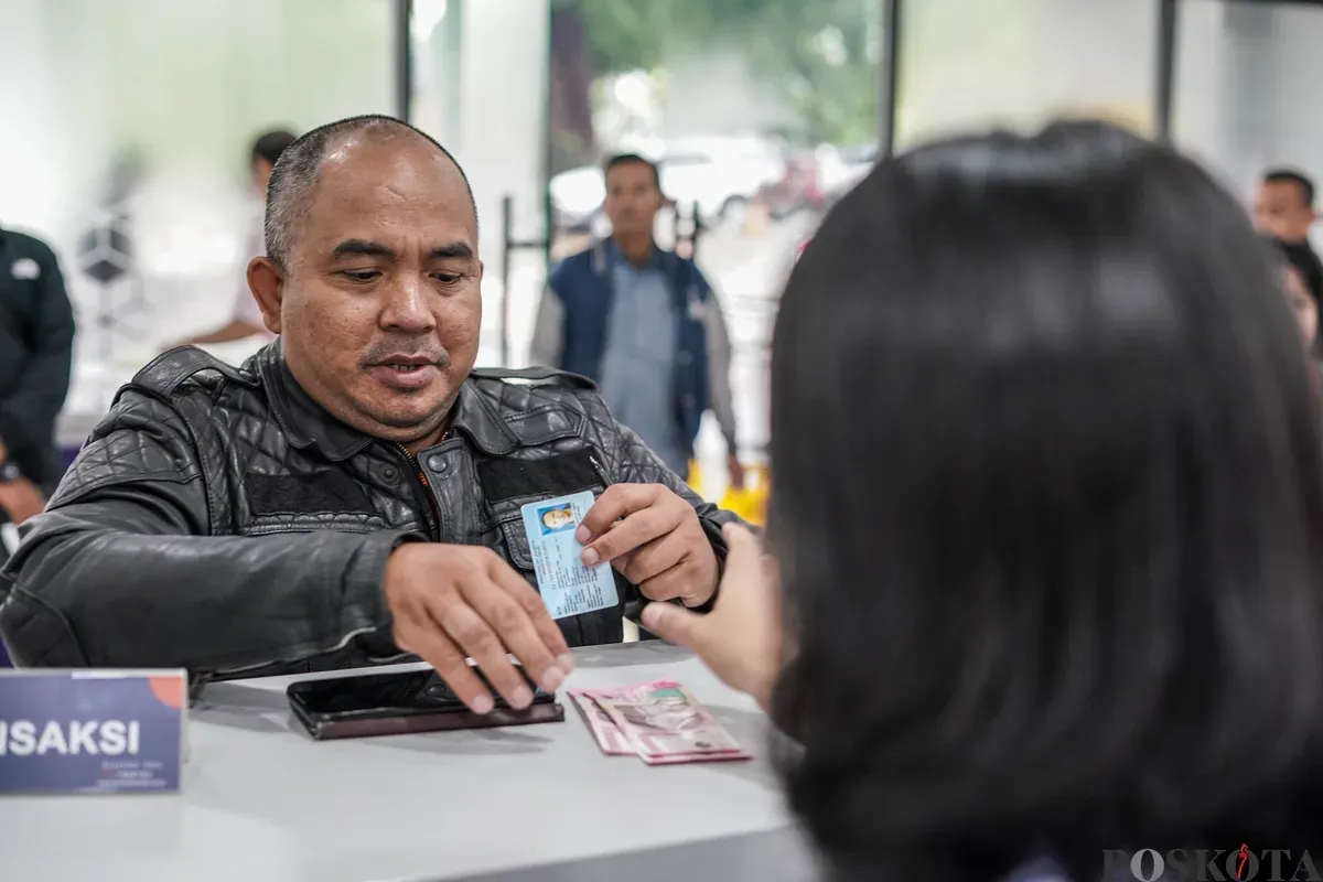 Warga mengambil dana Pencairan Bantuan Subsidi Upah (BSU) tahap 1 di Graha Pos Indonesia, Jakarta, Rabu, 9 Juli 2025. (Sumber: Poskota/Bilal Nugraha Ginanjar)