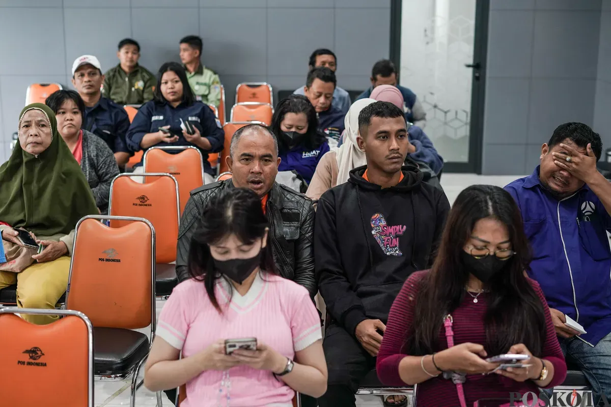 Warga mengambil dana Pencairan Bantuan Subsidi Upah (BSU) tahap 1 di Graha Pos Indonesia, Jakarta, Rabu, 9 Juli 2025. (Sumber: Poskota/Bilal Nugraha Ginanjar)