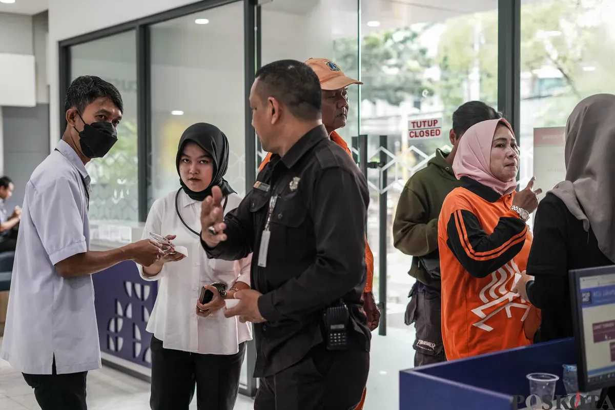 Warga mengambil dana Pencairan Bantuan Subsidi Upah (BSU) tahap 1 di Graha Pos Indonesia, Jakarta, Rabu, 9 Juli 2025. (Sumber: Poskota/Bilal Nugraha Ginanjar)