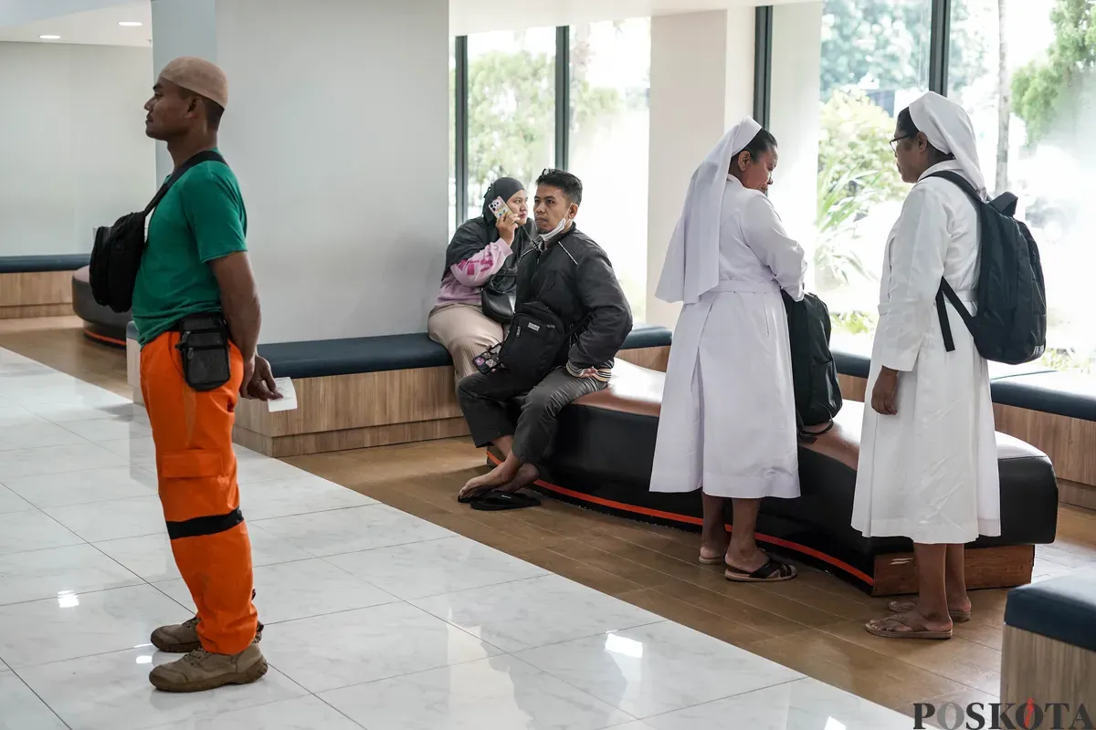Warga mengambil dana Pencairan Bantuan Subsidi Upah (BSU) tahap 1 di Graha Pos Indonesia, Jakarta, Rabu, 9 Juli 2025. (Sumber: Poskota/Bilal Nugraha Ginanjar)