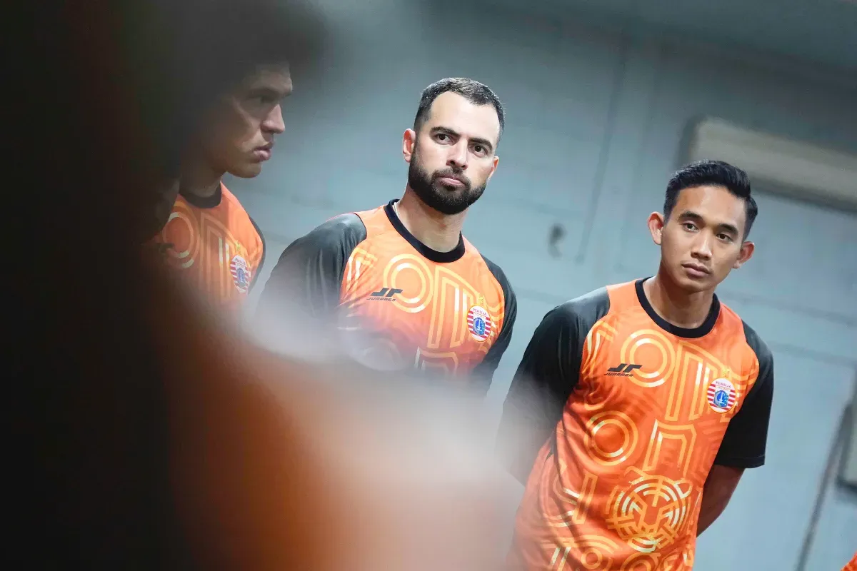 Potret Jordi Amat (kiri) dan Rizky Ridho (kanan) yang sudah berlatih bersama di sesi latihan kedua Persija Jakarta. (Sumber: Persija)