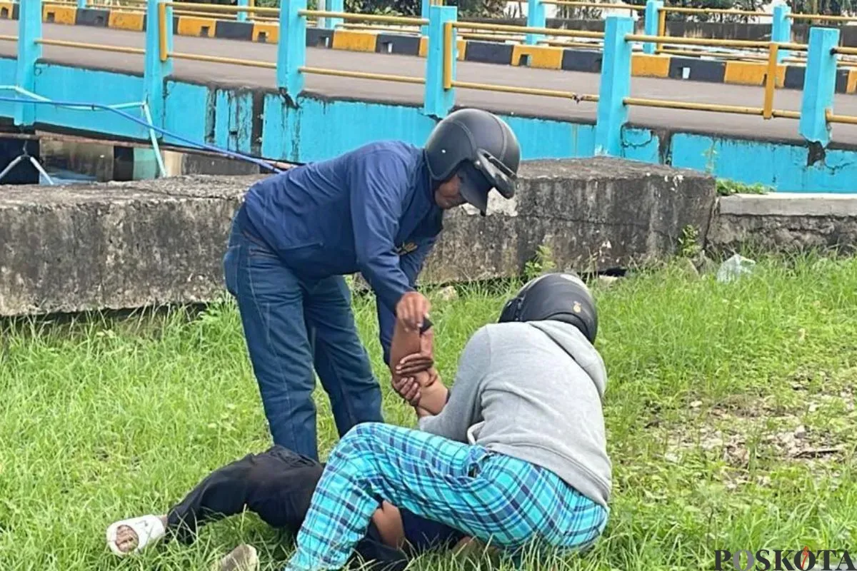 Satpol PP melakukan penjangkauan terhadap PPKS di wilayah Jakarta Barat, Rabu 9 Juli 2025. (Sumber: Poskota/Pandi Ramedhan)