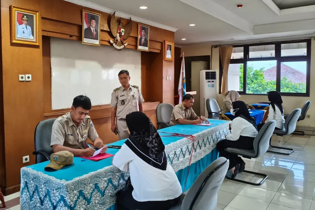 Sekretaris Kelurahan Cakung Timur, Faqieh Insani saat wawancara pelamar PPSU. (Sumber: Dok. Kominfotik Kelurahan Cakung Timur)