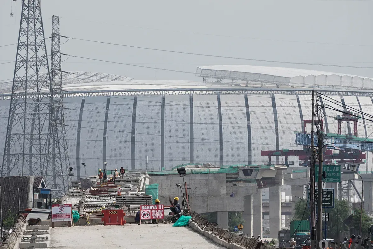 Sejumlah pekerja menyelesaikan pembangunan Jalan Tol Harbour Road II di Jalan Martadinata, Tanjung Priok, Jakarta Utara, Senin, 7 Juli 2025. (Sumber: Poskota/Bilal Nugraha Ginanjar)