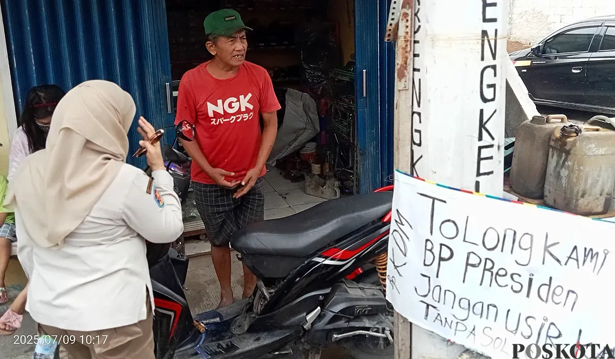 Alpian, 55 tahun, pemilik bengkel di Jalan Pulo Timaha, Kecamatan Babelan, Kabupaten Bekasi, mengaku menyesal membeli tanah dari oknum calo. (Sumber: POSKOTA | Foto: Nurpini Aulia Rapika)