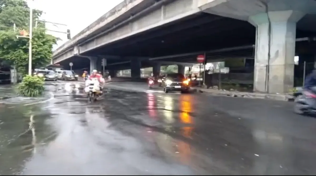 Ruas jalan Ring Road, Kembangan, Jakarta Barat, sudah tidak lagi tergenang, Rabu, 9 Juli 2025. (Sumber: Poskota/Pandi Ramedhan)