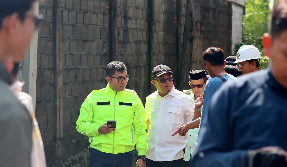 Ketua DPRD Kabupaten Bogor, Sastra Winara bersama anggota Komisi III, Achmad Fathoni saat meninjau proyek pembangunan gorong-gorong di Cileungsi-Cibeet, Selasa, 8 Juli 2025. (Sumber: Istimewa)