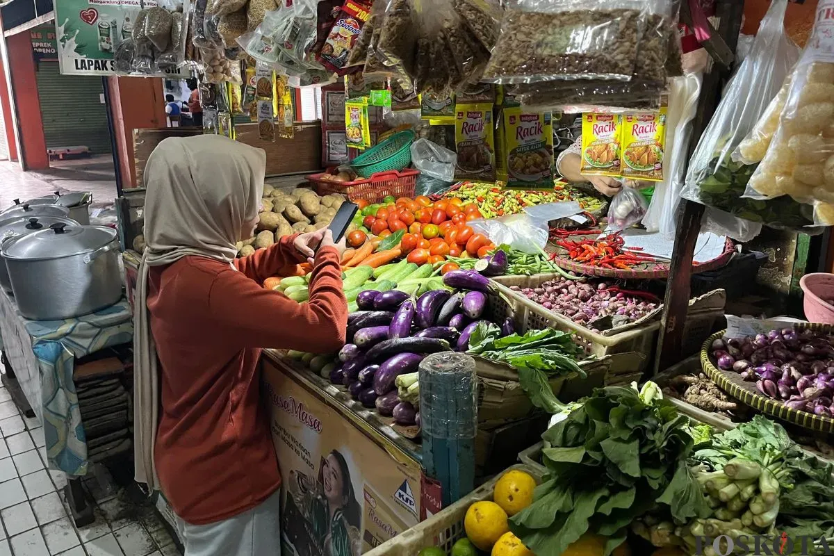 Aktivitas di pasar tradisional Slipi, Jakarta Barat, Rabu, 9 Juli 2025. (Sumber: Poskota/Pandi Ramedhan)